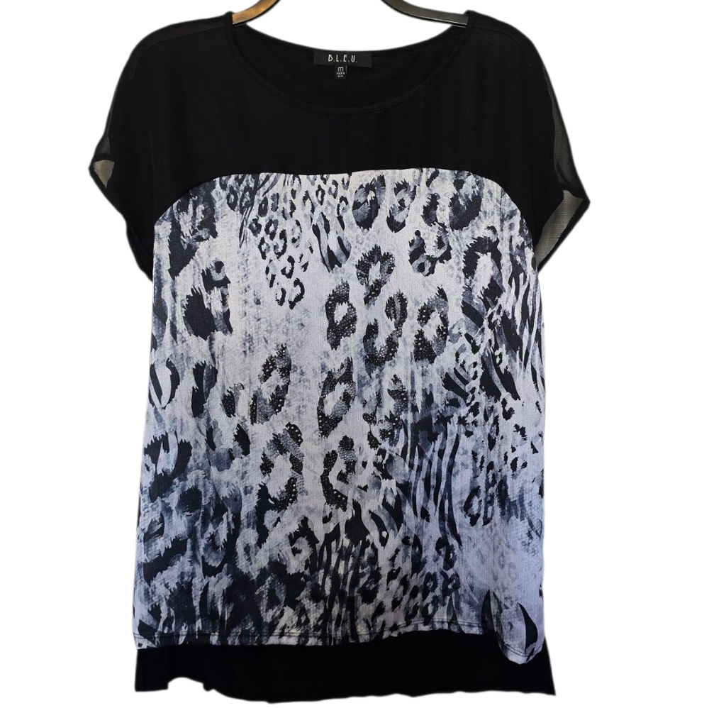 3/$15 Bleu Abstract Leopard Print Tee Shirt Size Medium